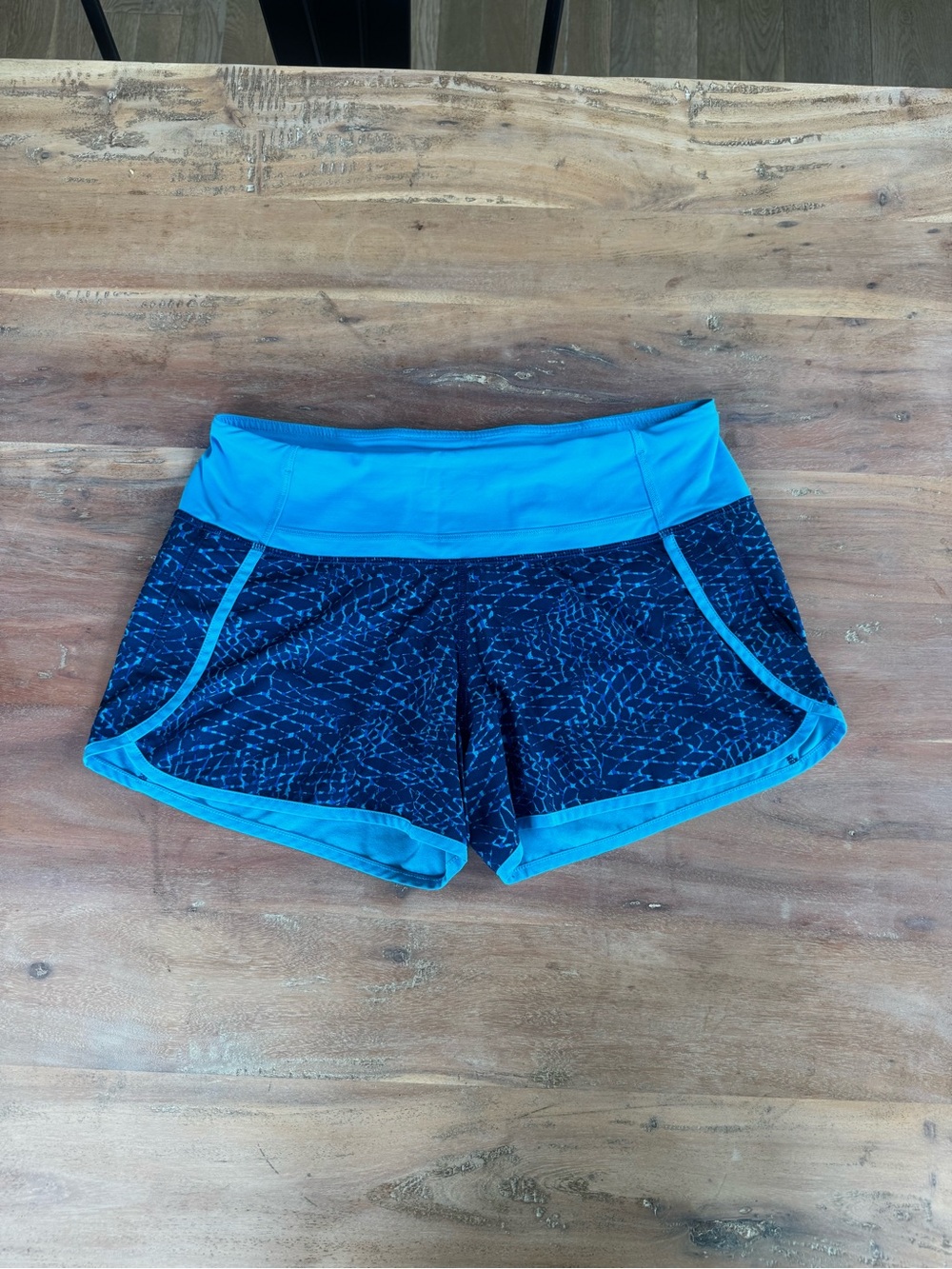 Lululemon Run Times Short in Samba Snake Kayak Blue Hero Blue. Size 6